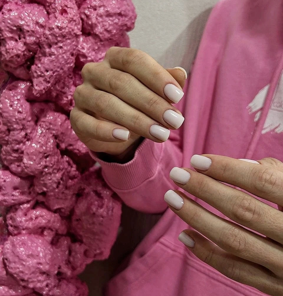 Маникюр с покрытием гель лак белого цвета